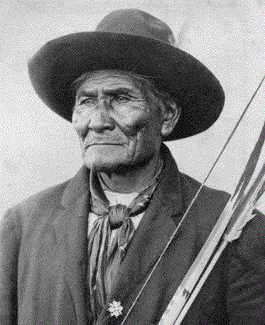 Portrait of Apache chief Geronimo with his bow and arrow. Image: Archivo General de la Nacion Argentina