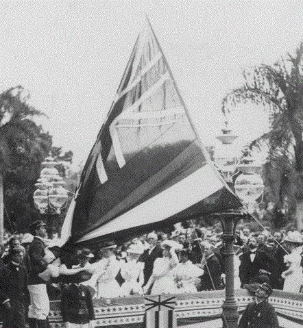 Hawai'ian flag being lowered from ‘Iolani Palace on Annexation Day. Image: Hawai'i State Archives